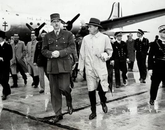 Guerre mondiale 1939-1945 Le general De GAULLE et Jefferson CAFFERY, ambassadeur des Etats-Unis quittent l avion Skymaster (maitre du ciel) C-54 qui a ete offert par Harry TRUMAN a de GAULLE. Photographie du 24 septembre 1945. Credit: Collection KHARBINE-TAPABOR.