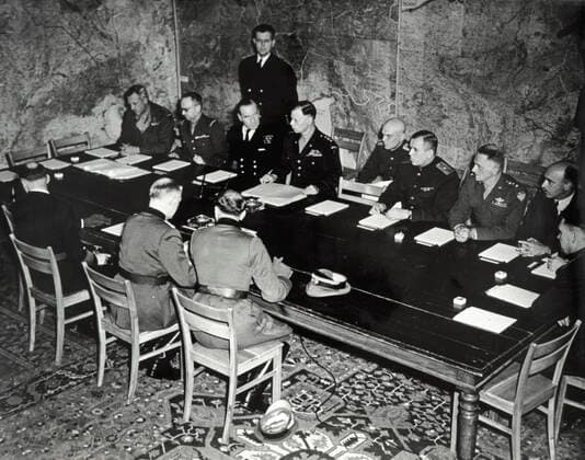 Guerre mondiale 1939-1945 Capitualtion le 07 05 1945: les lieutenants et generaux signent le reddition inconditionelle de l Allemagne a Reims. Photographie du 7 mai 1945. Credit: Collection KHARBINE-TAPABOR.