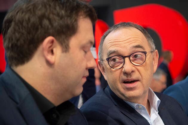 von links: Lars KLINGBEIL, Generalsekretaer, Norbert WALTER-BORJANS, ehem. Finanzminister NRW, Parteivorsitzender, SPD Bundesparteitag im City Cube Berlin, 06.-08.12.2019. *** from left to right Lars KLINGBEIL, Secretary General, Norbert WALTER BORJANS, former Finance Minister NRW, Party Chairman, SPD Federal Party Congress in City Cube Berlin, 06 08 12 2019