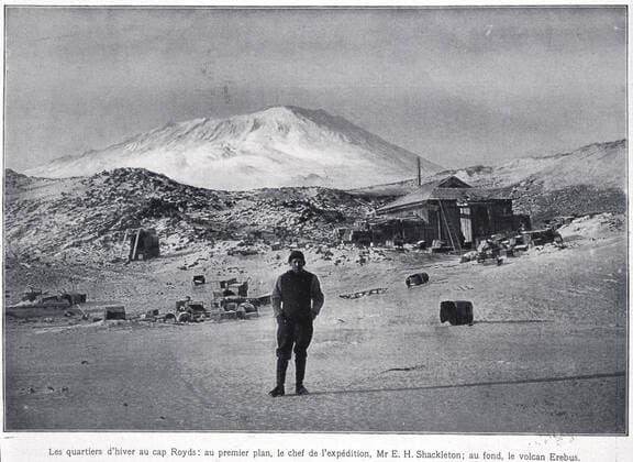 Expedition polaire Les quartiers d hiver au cap Royds. Au premier plan : le chef de l epedition M. Schackleton (1874-1922) ; au fond le volcan Erebus . Photographie tiree de L Illustration du 28 08 1909. Credit : Collection KHARBINE-TAPABOR. *** Polar expedition Winter quarters at Cap Royds In the foreground the head of the M Schackleton expedition 1874 1922 at the bottom the Erebus volcano Photograph taken from L Illustration of the 28 08 1909 Credit Collection KHARBINE TAPABOR  KH22641