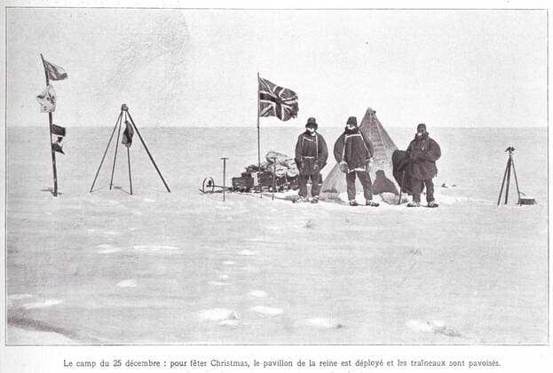 Expedition polaire Le camp du 25 decembre : pour feter Christmas, le pavillon de la reine est deploye et les traineaux sont pavoises : expedition Shackleton au Pole Sud. Photographie tiree de L Illustration du 02 10 1909. Credit : Collection KHARBINE-TAPABOR. *** Polar Expedition The December 25th Christmas camp, the Queens pavilion is deployed and the sleds are pavilion expedition Shackleton to the South Pole Photograph taken from L Illustration of the 02 10 1909 Credit Collection KHARBINE TAPABOR  KH22643
