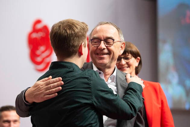 Kevin KUEHNERT, Juso-Vorsitzender, Kandidat als stellv. Parteivorsitzender, gratuliert Norbert WALTER-BORJANS, ehem. Finanzminister NRW, Parteivorsitzender, und Saskia ESKEN, Parteivorsitzende, zu ihrer Wahl, Jubel, jubeln, Freude, cheers, Umarmung, SPD Bundesparteitag im City Cube Berlin, 06.-08.12.2019. *** Kevin KUEHNERT, Juso chairman, candidate as deputy party chairman, congratulates Norbert WALTER BORJANS, former finance minister NRW, party chairman, and Saskia ESKEN, party chairman, on her election, cheer, rejoice, joy, cheers, embrace, SPD federal party conference at City Cube Berlin, 06 08 12 2019