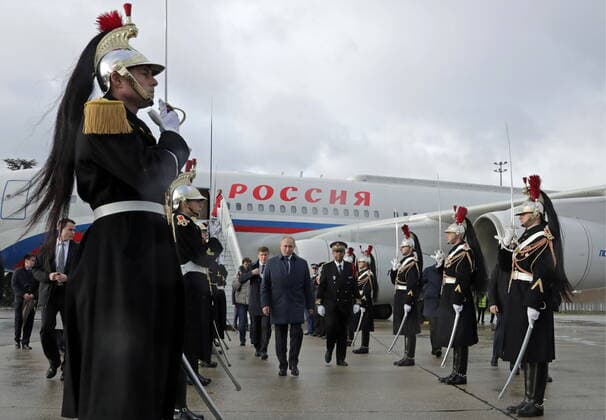 News Bilder des Tages PARIS, FRANCE â€“ DECEMBER 9, 2019: Russia s President Vladimir Putin (C midground) reviews honour guard at Charles de Gaulle Airport during an arrival ceremony; the Russian leader arrived in France to attend a Normandy Four summit; talks in the so-called Normany Four format involve representatives of Ukraine, Germany, France and Russia who discuss settlement of the conflict in eastern Ukraine. Mikhail Metzel TASS  TS0C6AB5