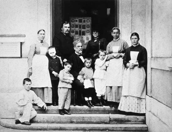 PASTEUR PASTEUR (1822-1895) a l Ecole Normale avec des enfants russes mordus. Photographie de 1886. Credit : Collection KHARBINE-TAPABOR. *** PASTEUR PASTEUR 1822 1895 at the Ecole Normale with devout Russian children Photography of 1886 Credit Collection KHARBINE TAPABOR  KH30219