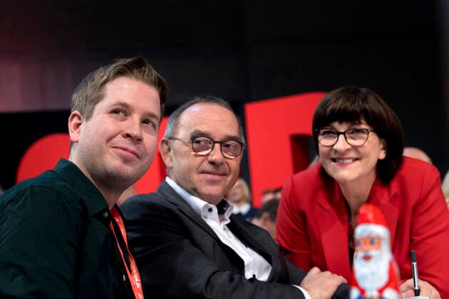 SPD Party Congress DEU, Deutschland, Germany, Berlin, 06.12.2019 Kevin Kuehnert, Bundesvorsitzender der Jusos SPD, Norbert Walter-Borjans und Saskia Esken (v.l.n.r.), bei Ihrer Wahl als Parteivorsitzende der SPD unter dem Motto In Die Neue Zeit auf dem Parteitag der SPD in Berlin. Kevin Kuehnert, leader of the youth organisation Jusos, Norbert Walter-Borjans and Saskia Esken (f.l.t.r.), celebrate after being elected as new co-leaders of the German Social Democrats SPD, at the SPD federal party congress on December 6, 2019 in Berlin, Germany. SPD members nationwide voted for the pair and delegates are expected to confirm their election today. Their election has raised concerns that, because the two pushed a markedly left-wing platform, the SPD might break from its governing coalition.