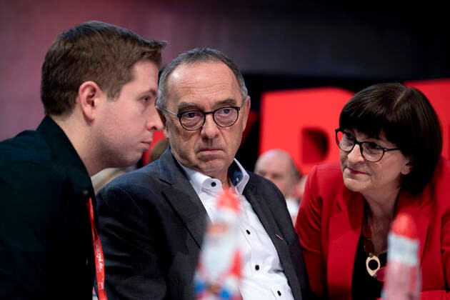 SPD Party Congress DEU, Deutschland, Germany, Berlin, 06.12.2019 Kevin Kuehnert, Bundesvorsitzender der Jusos SPD, Norbert Walter-Borjans und Saskia Esken (v.l.n.r.), bei Ihrer Wahl als Parteivorsitzende der SPD unter dem Motto In Die Neue Zeit auf dem Parteitag der SPD in Berlin. Kevin Kuehnert, leader of the youth organisation Jusos, Norbert Walter-Borjans and Saskia Esken (f.l.t.r.), celebrate after being elected as new co-leaders of the German Social Democrats SPD, at the SPD federal party congress on December 6, 2019 in Berlin, Germany. SPD members nationwide voted for the pair and delegates are expected to confirm their election today. Their election has raised concerns that, because the two pushed a markedly left-wing platform, the SPD might break from its governing coalition.