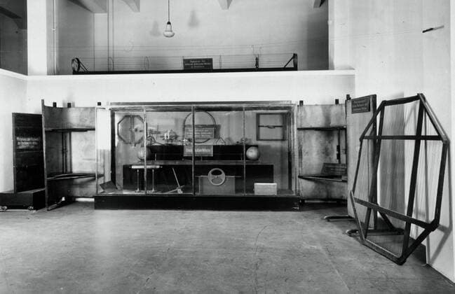 HERTZ Machine d oscillation qui permit a Heinrich HERTZ (1857-1894) de produire des ondes electromagnetique en 1887. Photographie anonyme de 1894. Credit : Collection CL KHARBINE-TAPABOR. *** HERTZ Oscillation machine which allowed Heinrich HERTZ 1857 1894 to produce electromagnetic waves in 1887 Anonymous photograph of 1894 Credit Collection CL KHARBINE TAPABOR  KH32979