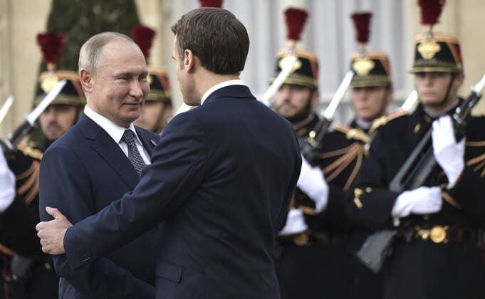 December 9, 2019, Paris, France: Russian President Vladimir Putin, left, smiles as he is greeted by French President Emmanuel Macron on arrival at the Elysee Palace December 9, 2019 in Paris, France. Putin in in Paris for the Normandy Format Summit in an effort to find an end to the war in Ukraine. Paris France - ZUMAp138 20191209_zaa_p138_001 Copyright: xAlexeixNikolsky KremlinxPoolx