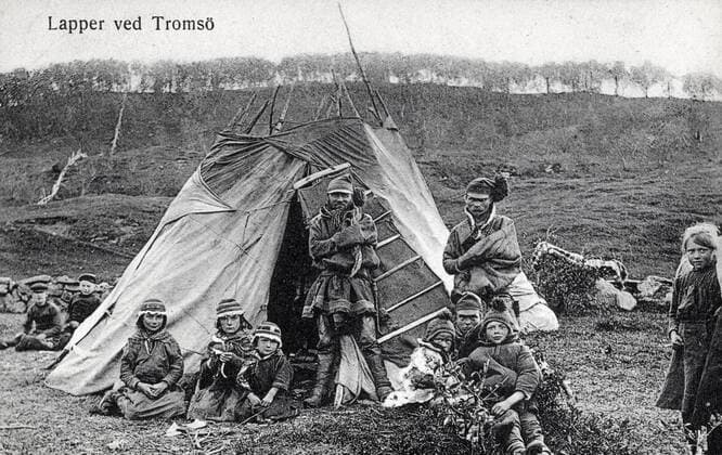 Laponie Lapons de Tromso en Suede. Carte postale vers 1905. Credit : Collection IM KHARBINE-TAPABOR.