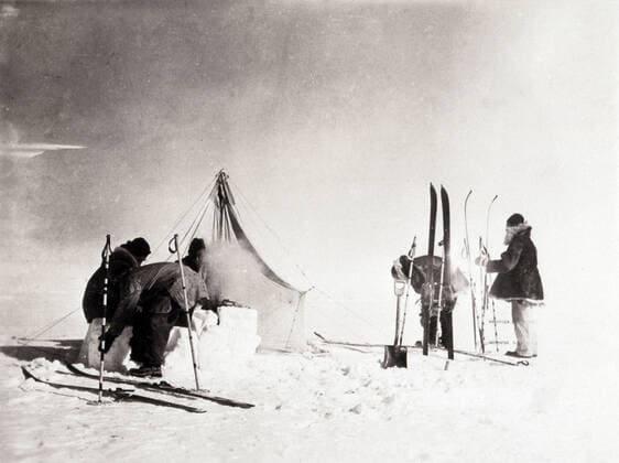 Pole Sud Campement de l expedition BYRD (1888-1957) au Pole Sud. Carte postale envoyee de Little America Antartica en 1934. Credit : Collection IM KHARBINE-TAPABOR.