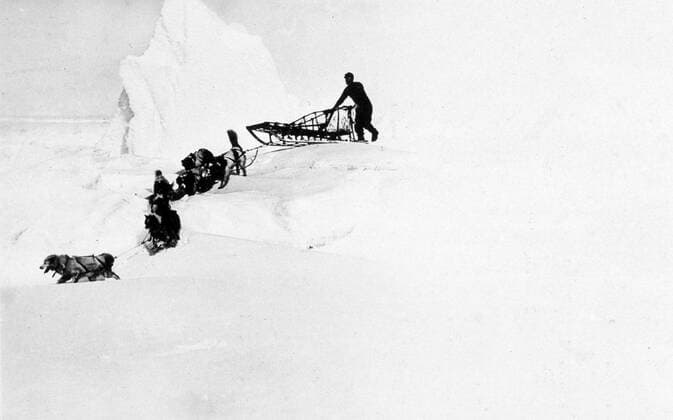 Pole Sud Traineau sur la banquise. Expedition BYRD (1888-1957) au Pole Sud. Carte postale envoyee de Little America Antartica en 1934. Credit : Collection IM KHARBINE-TAPABOR.
