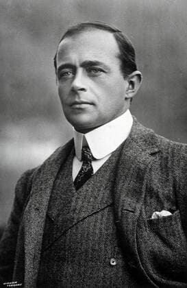 SCOTT Robert Falcon Portrait du Capitaine SCOTT (1868-1912). Carte postale vers 1912. Credit : Collection IM KHARBINE-TAPABOR.
