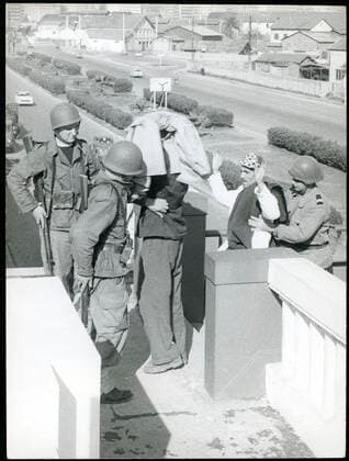 GUERRE D ALGERIE Scene de ratissage pendant la guerre d Algerie. Photographie anonyme vers 1957. Credit : Collection KHARBINE-TAPABOR. *** WAR OF ALGERIA Scene of raking during the Algerian war Anonymous photography around 1957 Credit Collection KHARBINE TAPABOR  KH80314