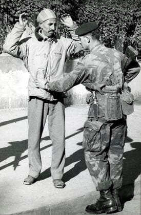 GUERRE D ALGERIE Scene de Fouille a Alger pendant la guerre d Algerie. Photographie anonyme vers 1957. Credit : Collection KHARBINE-TAPABOR. *** WAR OF ALGERIA Scene of excavation in Algiers during the war of Algeria Anonymous photography around 1957 Credit Collection KHARBINE TAPABOR  KH80316