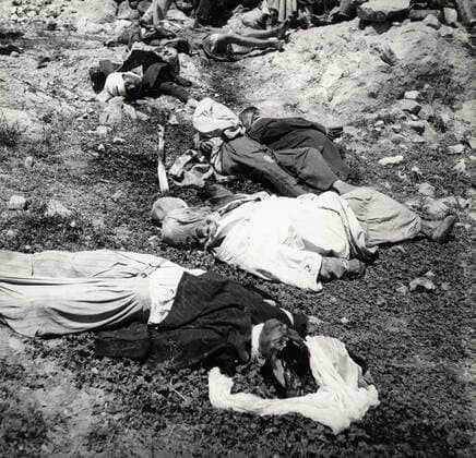 GUERRE D ALGERIE Guerre d ALGERIE: Algeriens tues par le FLN. Photographie anonyme vers 1960. Credit Collection Kharbine Tapabor *** WAR OF ALGERIA War of ALGERIA Algerians killed by the FLN Anonymous photography around 1960 Credit Collection Kharbine Tapabor  KH88314