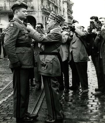 GUERRE D ALGERIE Guerre d ALGERIE: Le general Raoul SALAN (1899-1984) decorant un officier parachutiste. Photographie anonyme vers 1960. Credit Collection Kharbine Tapabor *** WAR OF ALGERY War of ALGERY General Raoul SALAN 1899 1984 decorating a parachutist officer Anonymous photograph circa 1960 Credit Collection Kharbine Tapabor  KH88315