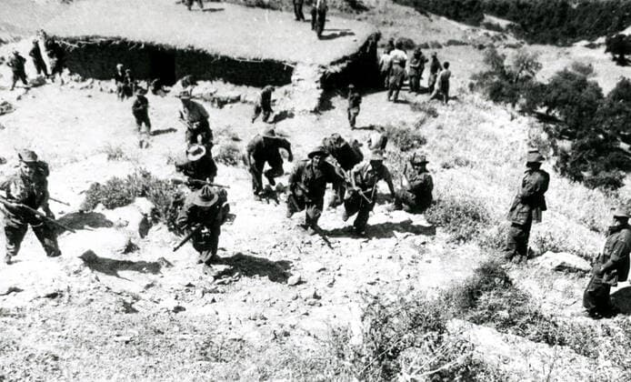 GUERRE D ALGERIE Guerre d ALGERIE: Operation de ratissage. Photographie anonyme vers 1960. Credit Collection Kharbine Tapabor *** WAR OF ALGERIA War of ALGERIA Sweep operation Anonymous photograph circa 1960 Credit Collection Kharbine Tapabor  KH88316