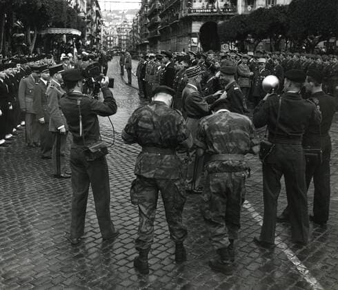 GUERRE D ALGERIE Guerre d ALGERIE: Le general Raoul SALAN (1899-1984) decorant des militaires. Photographie anonyme vers 1960. Credit Collection Kharbine Tapabor *** WAR OF ALGERIA War of ALGERIA General Raoul SALAN 1899 1984 decorating soldiers Anonymous photograph around 1960 Credit Collection Kharbine Tapabor  KH88317