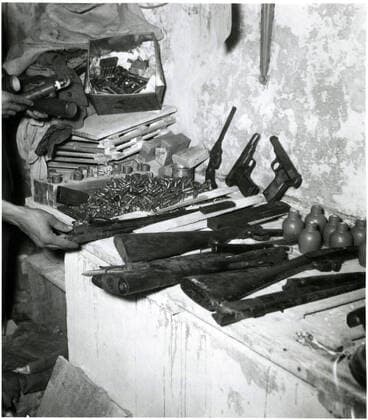 GUERRE D ALGERIE Guerre d ALGERIE: Bataille d Alger. Saisie d armes dans une cache. Photographie anonyme vers 1960. Credit Collection Kharbine Tapabor *** WAR OF ALGERIA War of ALGERIA Battle of Algiers Seizure of weapons in a cache Anonymous photograph circa 1960 Credit Collection Kharbine Tapabor  KH88318