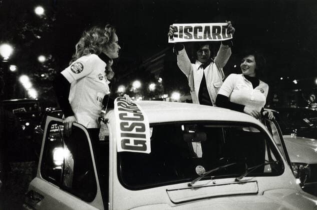 Elections presidentielles, GISCARD , 1974 Elections presidentielles de 1974, Jeunes Giscardiens le soir des resultats sur les Champs-Elysees. Photographie JEAN POTTIER , Annees 70. Credit Jean POTTIER KHARBINE TAPABOR