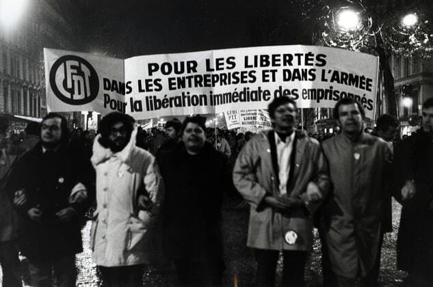 Manifestation CFDT 1975 Pour les libertes dans les entreprises et dans l armee, pour la liberation immediate des emprisonnes, manifestation CFDT de decembre 1975 pour la defense de militants syndicalistes arretes et emprisonnes. Photographie JEAN POTTIER , Annees 70. Credit Jean POTTIER KHARBINE TAPABOR