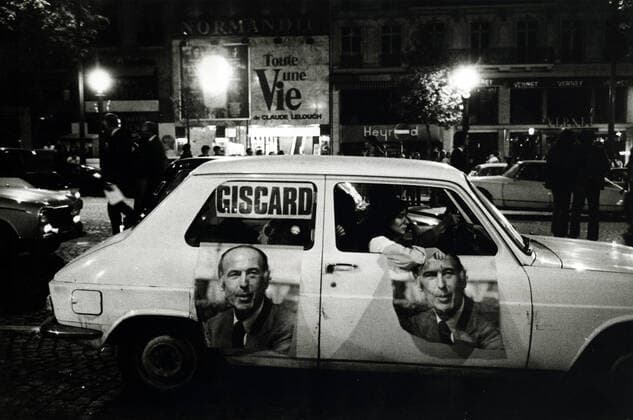 Elections presidentielles GISCARD 1974 Elections presidentielles de 1974, Jeunes Giscardiens sur les Champs-Elysees le soir des resultats. Photographie JEAN POTTIER , Annees 70. Credit Jean POTTIER KHARBINE TAPABOR
