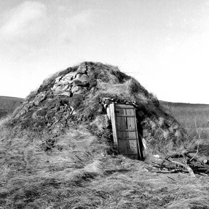 LAPONIE Cabane d hiver - Habitat pendant la Transhumance des rennes a KAITUM en LAPONIE.Photographie de Roger PERRIN , 1955. Credit Photo PERRIN KHARBINE TAPABOR
