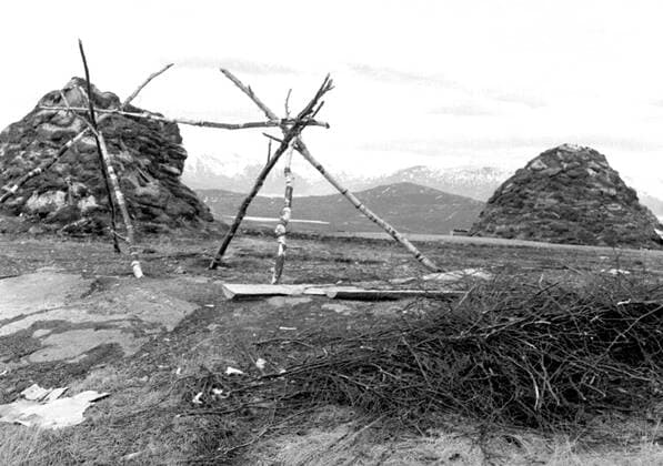LAPONIE Village - Habitat pendant la Transhumance des rennes a KAITUM en LAPONIE.Photographie de Roger PERRIN , 1955. Credit Photo PERRIN KHARBINE TAPABOR