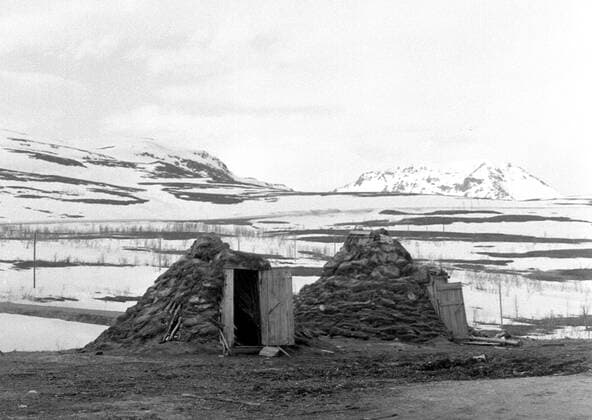 LAPONIE Village - Habitat pendant la Transhumance des rennes a KAITUM en LAPONIE.Photographie de Roger PERRIN , 1955. Credit Photo PERRIN KHARBINE TAPABOR