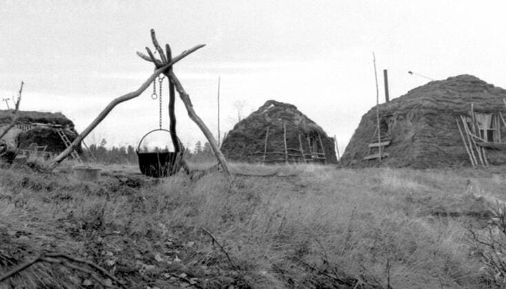 LAPONIE Village familial - Habitat pendant la Transhumance des rennes a KAITUM en LAPONIE.Photographie de Roger PERRIN , 1955. Credit Photo PERRIN KHARBINE TAPABOR