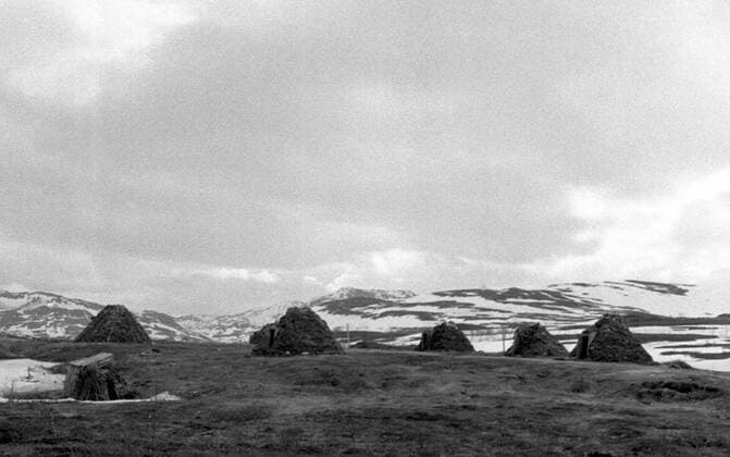 LAPONIE Village - Habitat pendant la Transhumance des rennes a KAITUM en LAPONIE.Photographie de Roger PERRIN , 1955. Credit Photo PERRIN KHARBINE TAPABOR