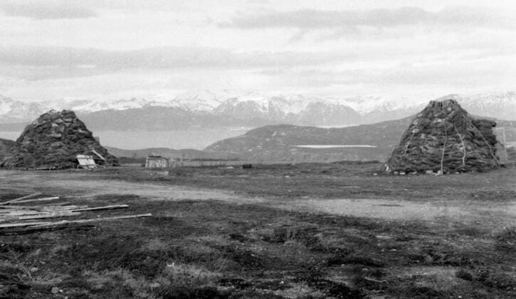 LAPONIE Village - Habitat pendant la Transhumance des rennes a KAITUM en LAPONIE.Photographie de Roger PERRIN , 1955. Credit Photo PERRIN KHARBINE TAPABOR