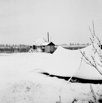 LAPONIE Campement - Habitat pendant la Transhumance des rennes a KAITUM en LAPONIE.Photographie de Roger PERRIN , 1955. Credit Photo PERRIN KHARBINE TAPABOR
