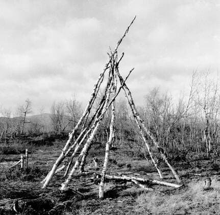 LAPONIE Armature de tente - Habitat pendant la Transhumance des rennes a KAITUM en LAPONIE.Photographie de Roger PERRIN , 1955. Credit Photo PERRIN KHARBINE TAPABOR