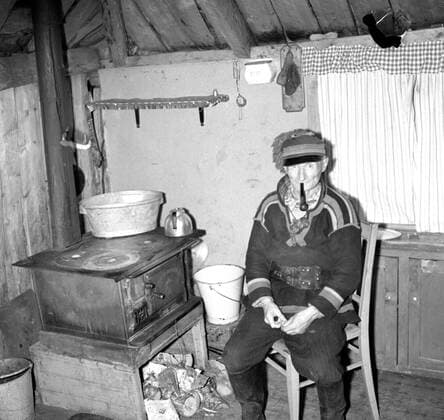 LAPONIE Un lapon dans sa maison, KAITUM en LAPONIE.Photographie de Roger PERRIN , 1955. Credit Photo PERRIN KHARBINE TAPABOR