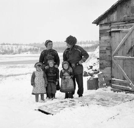 LAPONIE Famille de lapons devant sa maison, KAITUM en LAPONIE.Photographie de Roger PERRIN , 1955. Credit Photo PERRIN KHARBINE TAPABOR