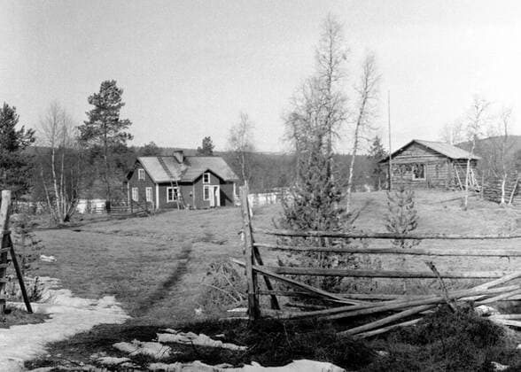 LAPONIE Village, maisons de bois, en LAPONIE.Photographie de Roger PERRIN , 1955. Credit Photo PERRIN KHARBINE TAPABOR