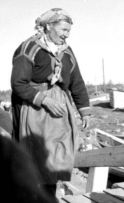 LAPONIE Lapone, vieille femme , KAITUM en LAPONIE. Photographie de Roger PERRIN , 1955. Credit Photo PERRIN KHARBINE TAPABOR