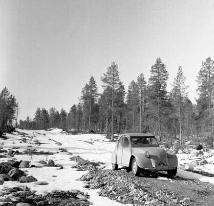 LAPONIE 2CV ( 2 CHEVAUX 2 CV 2CV ), Paysage en LAPONIE. Photographie de Roger PERRIN , 1955. Credit Photo PERRIN KHARBINE TAPABOR