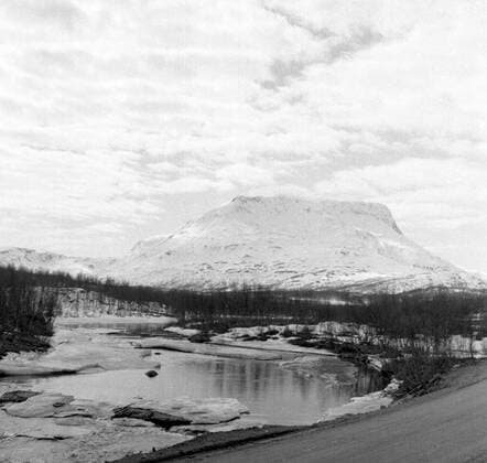LAPONIE Paysage en LAPONIE. Photographie de Roger PERRIN , 1955. Credit Photo PERRIN KHARBINE TAPABOR