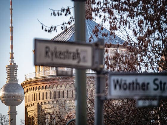 Berlin Pankow OT Prenzlauer Berg; Wasserturm, Rykestraße , Fernsehturm Berlin *** Berlin Pankow OT Prenzlauer Berg Water Tower, Rykestraße , Television Tower Berlin
