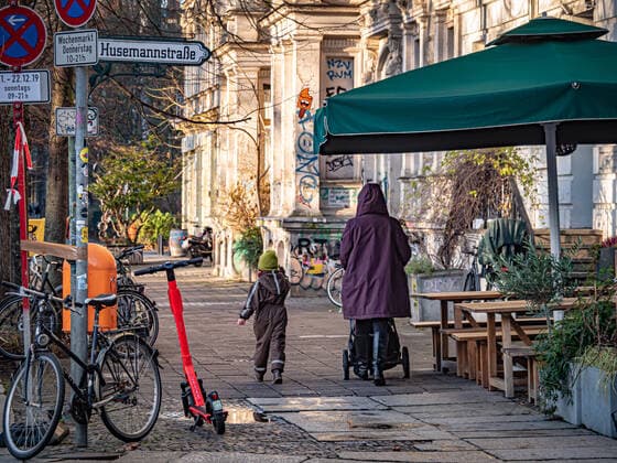 Berlin Pankow OT Prenzlauer Berg; Eltern, Vater, Mutter, Kind Berlin *** Berlin Pankow OT Prenzlauer Berg Parents, Father, Mother, Child Berlin
