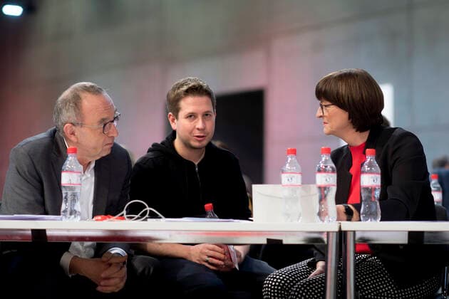 SPD Party Congress DEU, Deutschland, Germany, Berlin, 08.12.2019 Norbert Walter-Borjans, Parteivorsitzender der SPD, Kevin Kuehnert, Bundesvorsitzender der Jusos SPD, und Saskia Esken, Parteivorsitzende der SPD, (v.l.n.r.), auf dem Parteitag der SPD unter dem Motto In Die Neue Zeit in Berlin. Norbert Walter-Borjans, co-leaders of the German SPD, Kevin Kuehnert, leader of the youth organisation Jusos, and Saskia Esken, co-leaders of the German SPD (f.l.t.r.), at the SPD federal party congress on December 8, 2019 in Berlin, Germany. SPD members nationwide voted for the pair and delegates are expected to confirm their election today. Their election has raised concerns that, because the two pushed a markedly left-wing platform, the SPD might break from its governing coalition