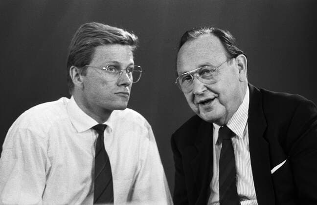 Deutschland, Duisburg, 22.04.1989. Archiv-Nr.: 07-05-25 FDP-Europaparteitag Foto: Bundesaußenminister Hans-Dietrich Genscher und Guido Westerwelle FDP-Europaparteitag *** Germany, Duisburg, 22 04 1989 Archive No 07 05 25 FDP European Parliament Conference Photo Federal Foreign Minister Hans Dietrich Genscher and Guido Westerwelle FDP European Parliament Conference