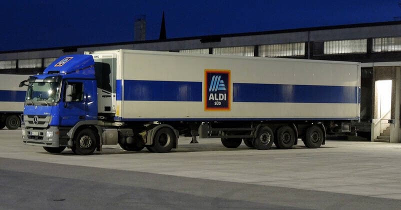 ALDI SÜD löst den Standort in Mülheim an der Ruhr,Stadt in Nordrhein-Westfalen,NRW zum April 2020 auf. Das Logistikzentrum von ALDI SÜD,eines der grössten Discounter des Landes im Stadtteil Mülheim-Styrum wird geschlossen,ca.290 Mitarbeiter verlieren ihren Job,unsere Fotos zeigen das Logistikzentrum und das ALDI SÜD Logo Emblem,fotografiert am 10.12.2019. Â