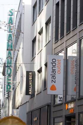 10.12.2019, Innenstadt, Hannover, Firmen-Logo«s in der Fussgaengerzone, im Bild Logo s der Firmen Salamander, Hallhuber und zalando outlet Firmen-Logo«s