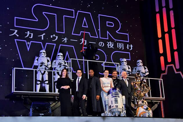 Kathleen Kennedy, J.J. Abrams, John Boyega, Daisy Ridley, Oscar Isaac und Anthony Daniels bei der Premiere des Kinofilms Star Wars: Episode IX - The Rise of Skywalker Star Wars: Episode IX - Der Aufstieg Skywalkers in Roppongi Hills. Tokio, 11.12.2019 *** Kathleen Kennedy, J J Abrams, John Boyega, Daisy Ridley, Oscar Isaac and Anthony Daniels at the premiere of Star Wars Episode IX The Rise of Skywalker Star Wars Episode IX Skywalkers Ascent in Roppongi Hills Tokyo, 11 12 2019 Foto:xK.xNarax xFuturexImage