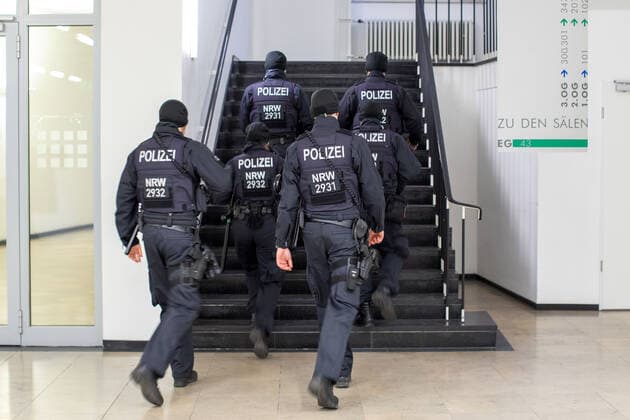 06.12.2019, Essen , Prozess vor dem Amtsgericht Essen gegen 8 Beschuldigte , die ein Mitglied des Remmo Clans auf einem Schulhof in Essen niedergeschlagen und schwer verletzt haben. Polizei im Gerichtsgebäude. *** 06 12 2019, Essen , Trial before the District Court of Essen against 8 defendants who knocked down a member of the Remmo Clan in a schoolyard in Essen and seriously injured him Police in the court building