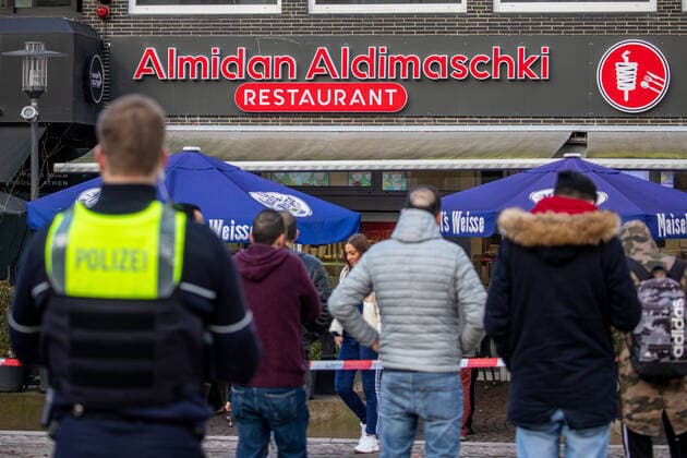 10.12.2019, Essen , Schlägerei im Clan Milieu am Salzmarkt in der Essener Innenstadt , 40-50 Personen sollen beteiligt gewesen sein , Messer und Glasflaschen im Spiel. *** 10 12 2019, food , brawl in the clan milieu at the salt market in downtown Essen , 40 50 people are said to have been involved , knives and glass bottles in the game