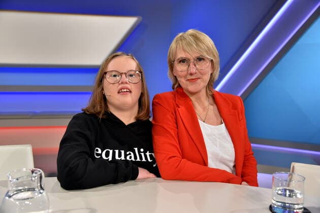 Bilder des Jahres 2019, Entertainment 12 Dezember Entertainment Bilder des Tages Die Aktivistin mit Downsyndrom Natalie Dedreux, l-r, und ihre Mutter Michaela Dedreux zu Gast in der ARD Talkshow Maischberger . Die Woche am 11.12.2019 in Köln *** The activist with Downs syndrome Natalie Dedreux, l r, and her mother Michaela Dedreux guest on the ARD talk show Maischberger Die Woche on 11 12 2019 in Cologne.
